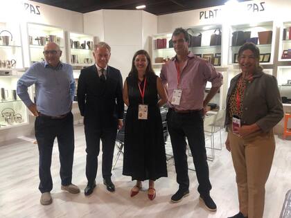 Jorge Lappas, Lucrecia Zorraquin y sus hijos Sofía (hoy a cargo de la empresa) y Constantino con el embajador Leonardo Daniel Costantino, en Francia