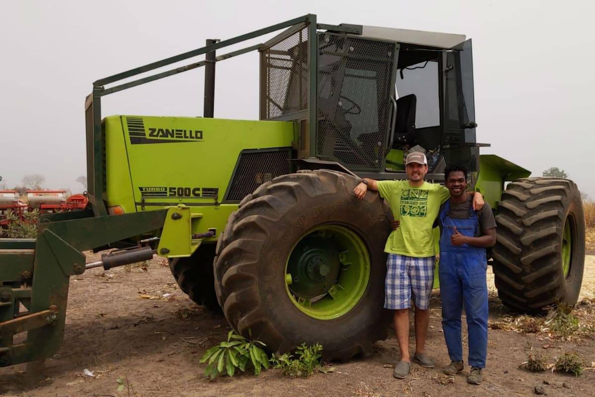 Jorge López Menéndez con un productor africano