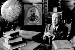 Jorge Luis Borges con un retrato de su bisabuelo, el coronel Suárez, a sus espaldas
