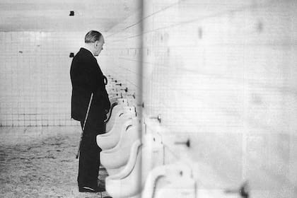 Jorge Luis Borges en el baño