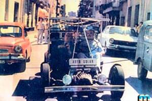 Jorge Luis Borges en el auto eléctrico solar de Ariel Rietti