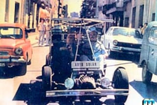 El pionero olvidado que creó el primer auto a energía solar, escribía con humo en el cielo y vivió obsesionado por los Ovnis