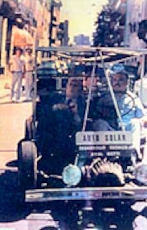 Jorge Luis Borges en el auto eléctrico solar de Ariel Rietti