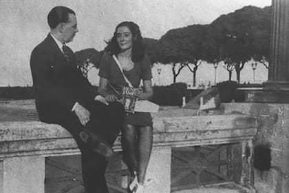 Jorge Luis Borges junto a la traductora y escritora Estela Canto