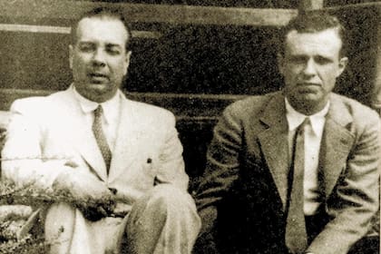 Dos jóvenes Jorge Luis Borges y Adolfo Bioy Casares, en la foto de portada del "Borges"