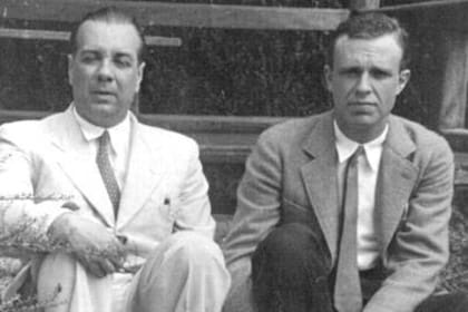 Jorge Luis Borges y Adolfo Bioy Casares, fotografiados en el verano de 1942 en Mar del Plata
