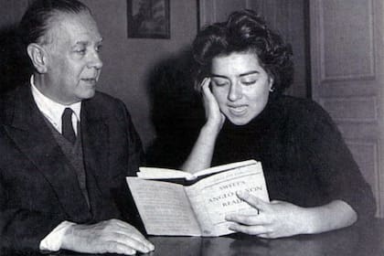 Jorge Luis Borges y Vlady Kociancich, en 1960, en una foto de Adolfo Bioy Casares