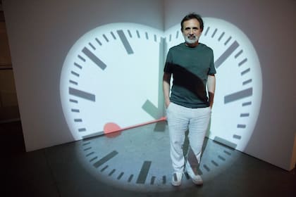 Jorge Macchi con su obra, "XYZ"