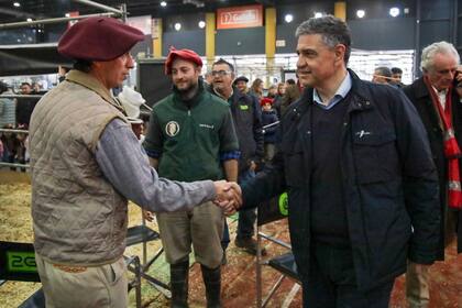 Jorge Macri en la recorrida por el pabellón ganadero