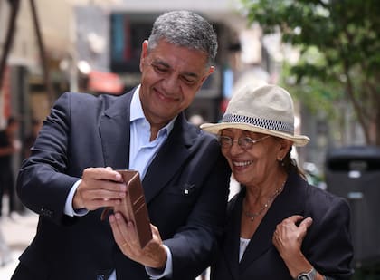 Jorge Macri, en una recorrida con vecinos