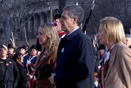 Jorge Macri encabeza el acto de izamiento de la bandera en la Plaza de Mayo con la vicejefa de gobierno porteño, Clara Muzio, y la presidenta del Tribunal Superior de Justicia, Inés Weinberg