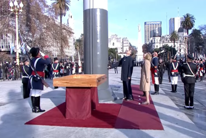 Jorge Macri iza la bandera en la Plaza de Mayo; a su lado, la presidenta del Tribunal Superior de Justicia, Inés Weinberg