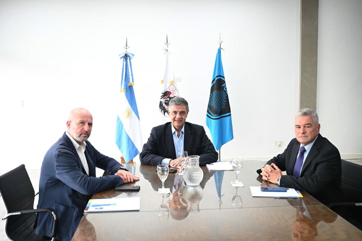 Jorge Macri junto al minstro de Seguridad saliente, Waldo Wolff, y su reemplazante, Horacio González