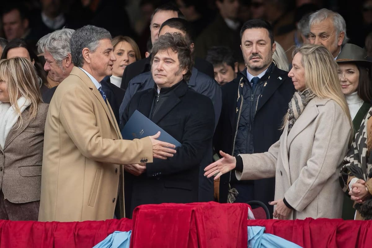 Jorge Macri le da la mano a Karina Milei, después de que el Presidente le negara el saludo