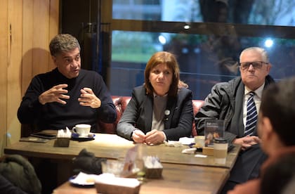 Jorge Macri, Patricia Bullrich y López Murphy en plena campaña, durante una reunión con estudiantes en el barrio porteño de Palermo