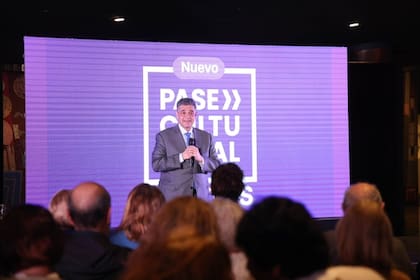 Jorge Macri presentando pase cultural para jubilados