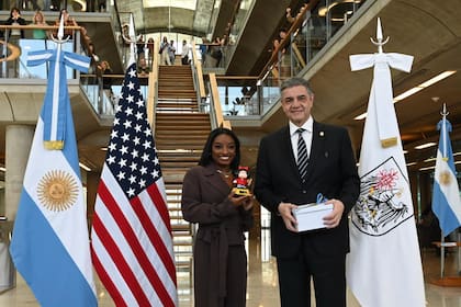 Jorge Macri recibió a Simone Biles y le regaló una pequeña Mafalda y un mate
