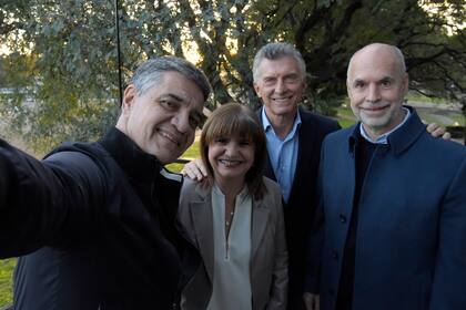 Jorge Macri saca la selfie de la unidad, con Bullrich, Mauricio Macri y Horacio Rodríguez Larreta