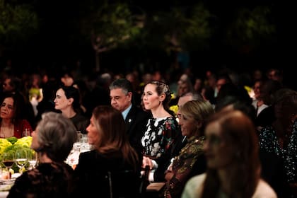 Jorge Macri, sentadojunto a la anfitriona, Elina Costantini, anunció la cesión del terreno bajo la Plaza Perú por 30 años