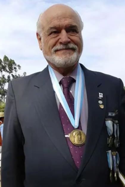 Jorge Manuel Vizoso Posse, en una de las últimas reuniones de comandos, con todas sus condecoraciones