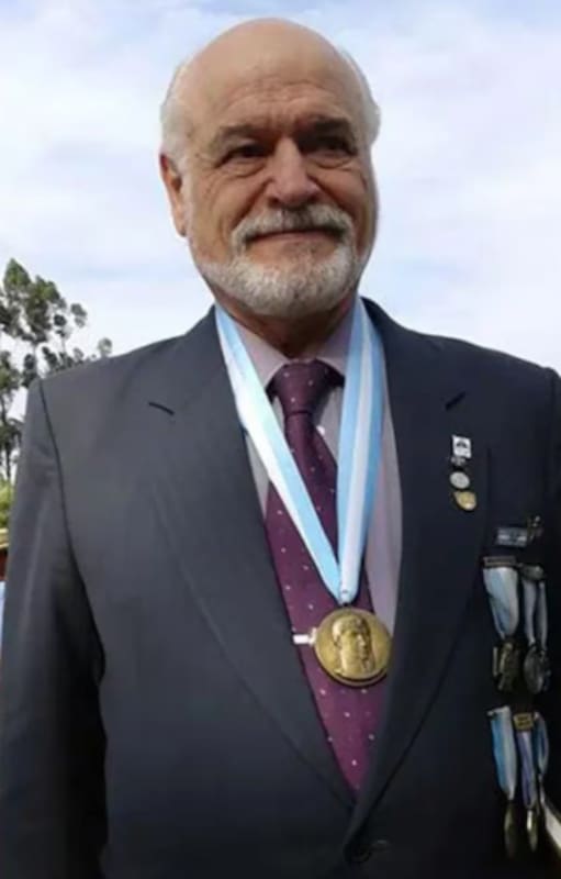 Jorge Manuel Vizoso Posse, en una de las últimas reuniones de comandos, con todas sus condecoraciones