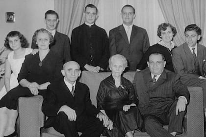 Jorge Mario Bergoglio con sus padres, abuelos y hermanos