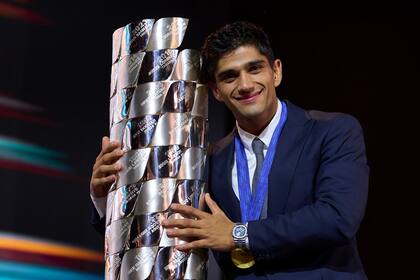 Jorge Martin con el trofeo de los campeones del mundo de MotoGP, durante la gala de 2024 en el Museo Nacional de Arte de Catalunya; ambicioso, el piloto de Madrid quiere volver a asirlo.