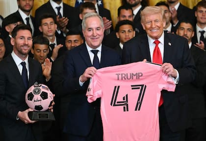 Jorge Mas, Donald Trump y Lionel Messi, en la Casa Blanca, en marzo; la subsidiaria de MasTec Pumpco construirá los ductos del proyecto de GNL de YPF