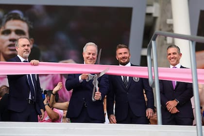 Jorge Mas, Jose Mas y David Beckham el 4 de abril, en la inauguración del estadio