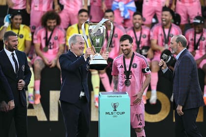 Jorge Mas y la entrega de la copa a Lionel Messi al ganar la Major League Soccer tras la victoria de Inter Miamo sobre Vancouver Whitecaps, en el Chase Stadium en Fort Lauderdale, Florida,en diciembre del año pasado