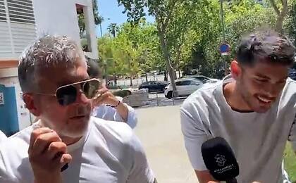 Jorge Messi, abordado por los periodistas tras reunirse con el presidente Joan Laporta