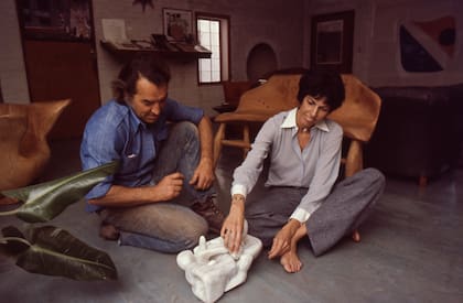 Jorge Michel y Josefina Robirosa en su casa de San Isidro, La celeste, en los 70, jugando con la obra Cúmulo, de Michel.