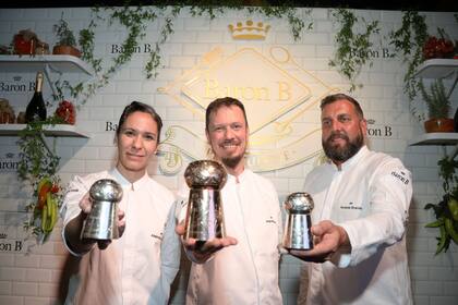 Jorge Monopoli con el trofeo de ganador junto a Alejandra Repetto y Fernando Rivarola.