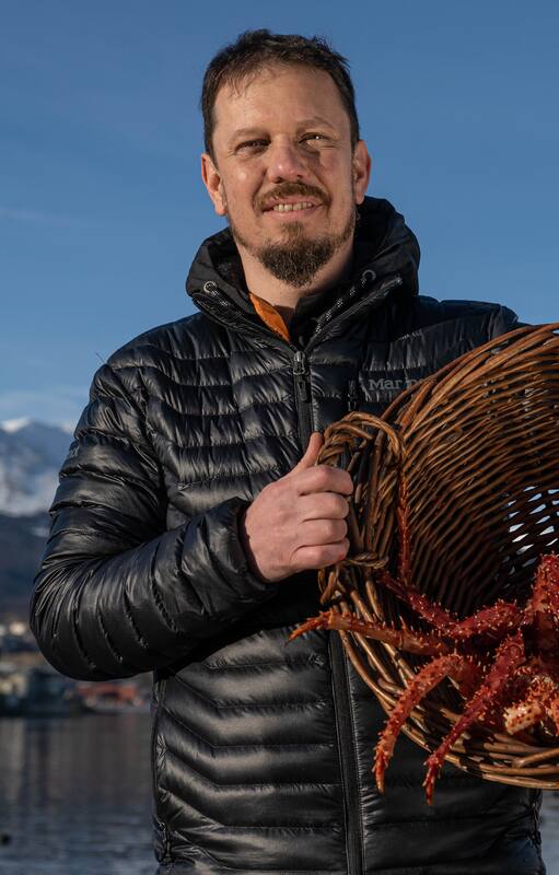Jorge Monopoli sirve las centollas que pesca en el Canal Beagle.