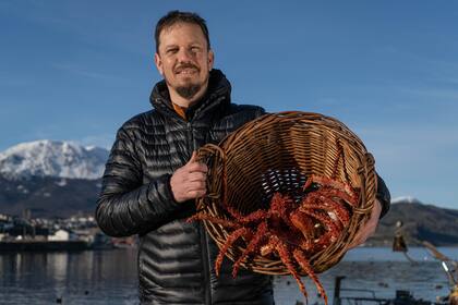 Jorge Monopoli sirve las centollas que pescan los pescadores artesanales del Canal Beagle.