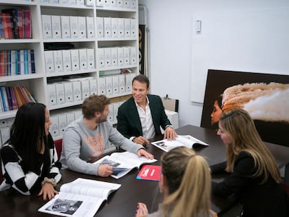Jorge Neri (centro), un venezolano que es duieño de una empresa de medios en Madrid. (Samuel Aranda/The New York Times)