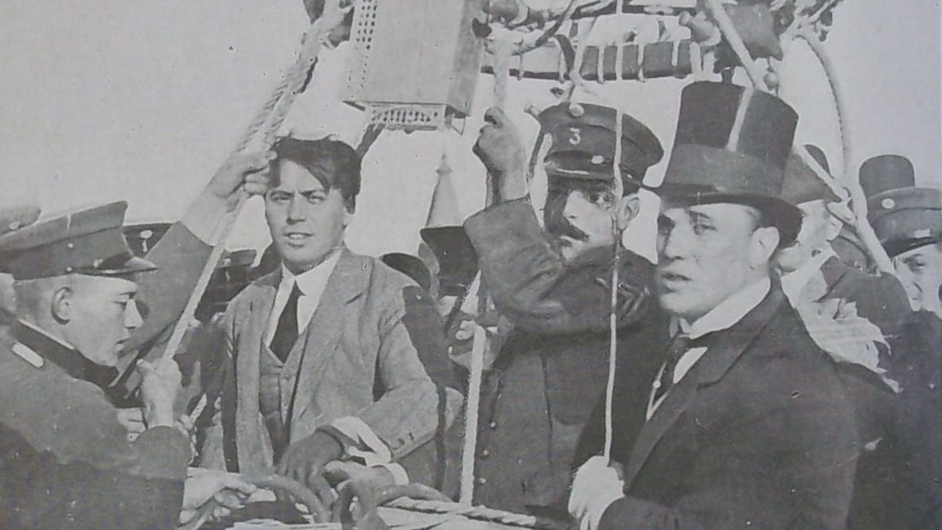 Jorge Newbery, con galera, asistiendo a su hermano Eduardo y al sargento Romero, momentos antes de que partieran, el 17 de octubre de 1908.
