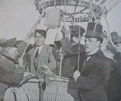 Jorge Newbery, con galera, asistiendo a su hermano Eduardo y al sargento Romero, momentos antes de que partieran, el 17 de octubre de 1908.