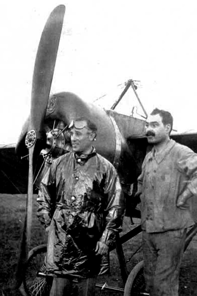 Jorge Newbery junto a uno de sus aviones