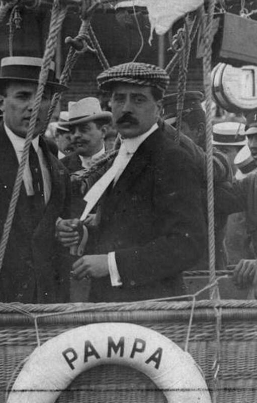 Jorge Newbery y Aarón Anchorena en la barquilla del Pampero, momentos antes de realizar la primera ascensión. 25 de diciembre de 1907. El salvavidas dice "Pampa" porque provenía de una embarcación de Anchorena que llevaba ese nombre.