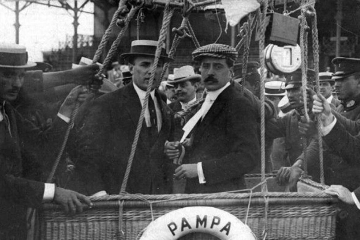 Jorge Newbery y Aarón de Anchorena momentos antes de despegar con el globo Pampero.