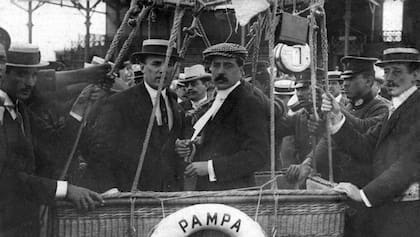 Jorge Newbery y Aarón de Anchorena momentos antes de despegar con el globo Pampero.