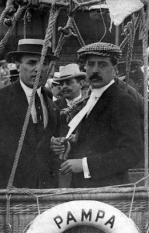 Jorge Newbery y Aarón de Anchorena momentos antes de despegar con el globo Pampero.