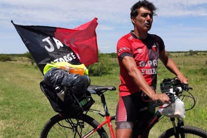 Jorge Nini, el aventurero hincha de Colón que viaja desde Santa Fe a Asunción para ver la final de la Copa Sudamericana
