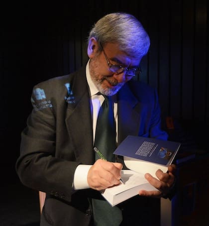 Jorge Orellana durante la presentación del libro en Chile