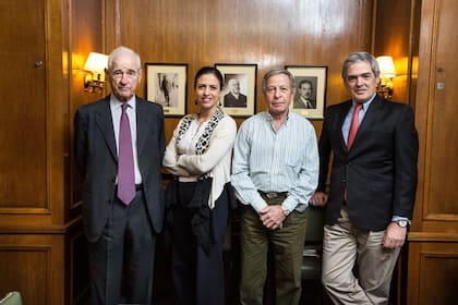 Jorge Otamendi, Agustina Martínez Estrada, Martín Guerrico y Alejandro Breuer Moreno; en los retratos de atrás se ve al fundador, Gustav Breuer (en el medio), Pedro Alberto Breuer (izquierda) y Pedro Carlos Breuer Moreno (derecha)