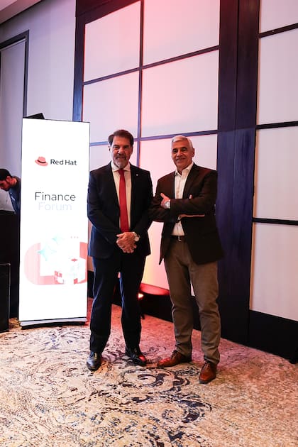 Jorge Payró, gerente general de la Argentina y director regional de Cono Sur en Red Hat, junto a Zuchovicki