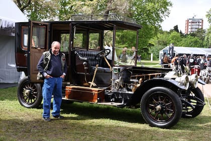 Jorge Pereyra Iraola junto al Rolls-Royce Silver Ghost 40/50 HP en la exhibición de Autoclásica 2026