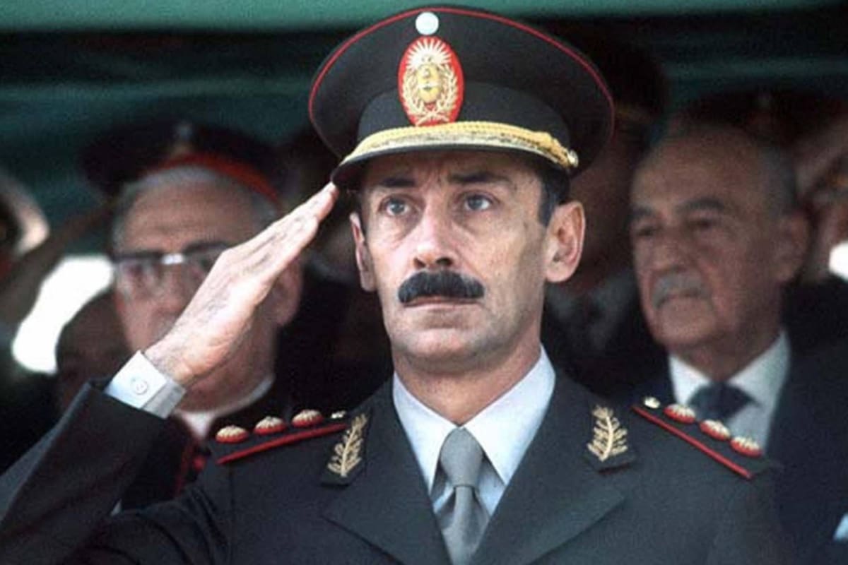 Jorge Rafael Videl, el hombre que planificó el golpe de Estado de 1976 y su convirtió en uno de los ejecutores y la cara más visible de la dictadura militar más atroz que vivió la historia argentina contemporánea
