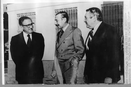 Jorge Rafael Videla con Henry Kissinger y el Embajador Dr. Raul Castro en la quinta de Olivos, en 1978